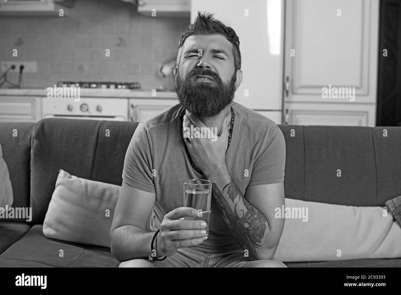 Concept de fièvre de jeune homme malade. Jeune homme avec mal de gorge à la maison. Banque D'Images