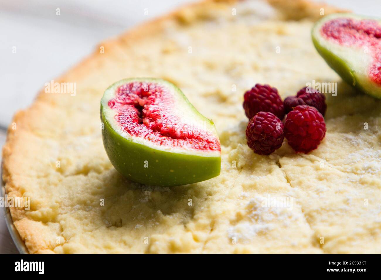 Grand plan de figue avec framboise et biscuit. Banque D'Images
