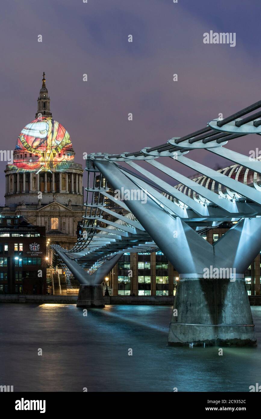 Le dôme de St.Paul est illuminé avec un graphique représentant l'ancien