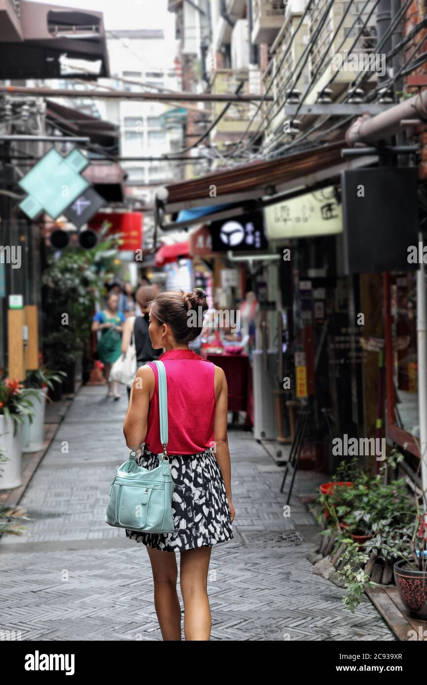 Femme chinoise marchant dans la rue commerçante de Shanghai Banque D'Images