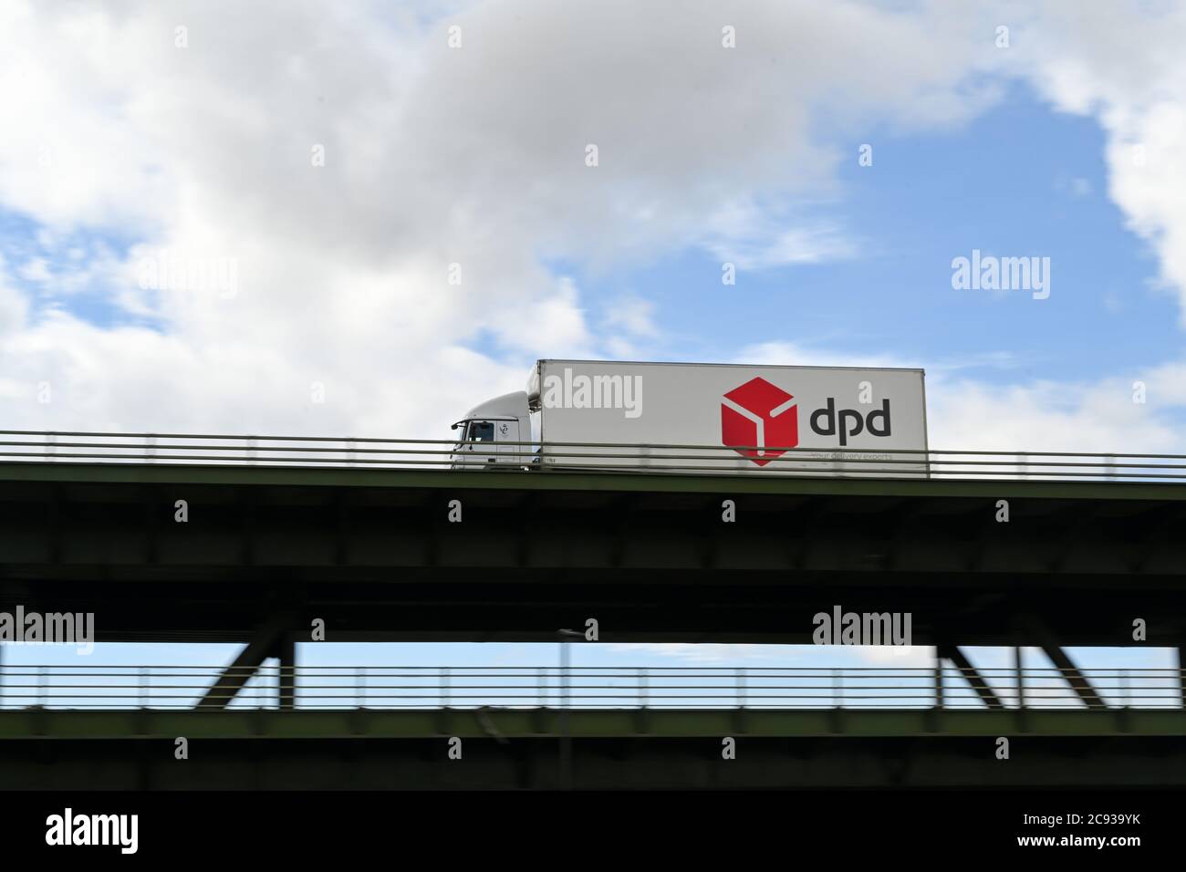 Chariot tirant une remorque DPD roulant sur l'autoroute M1 en traversant le pont supérieur du Viaduc de Tinsley Banque D'Images
