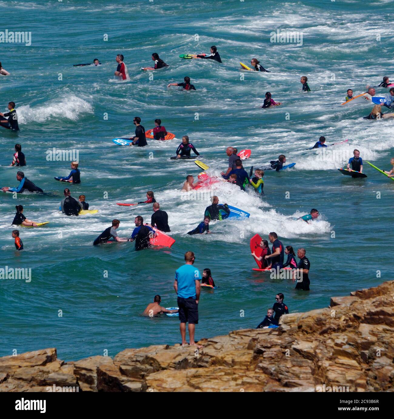 Perranporth, Royaume-Uni. 28 juillet 2020. Les vacanciers nationaux se rassemblent sur les plages de Cornish alors que les voyages à l'étranger deviennent difficiles via Covid 19. Crédit : Robert Taylor/Alay Live News Banque D'Images