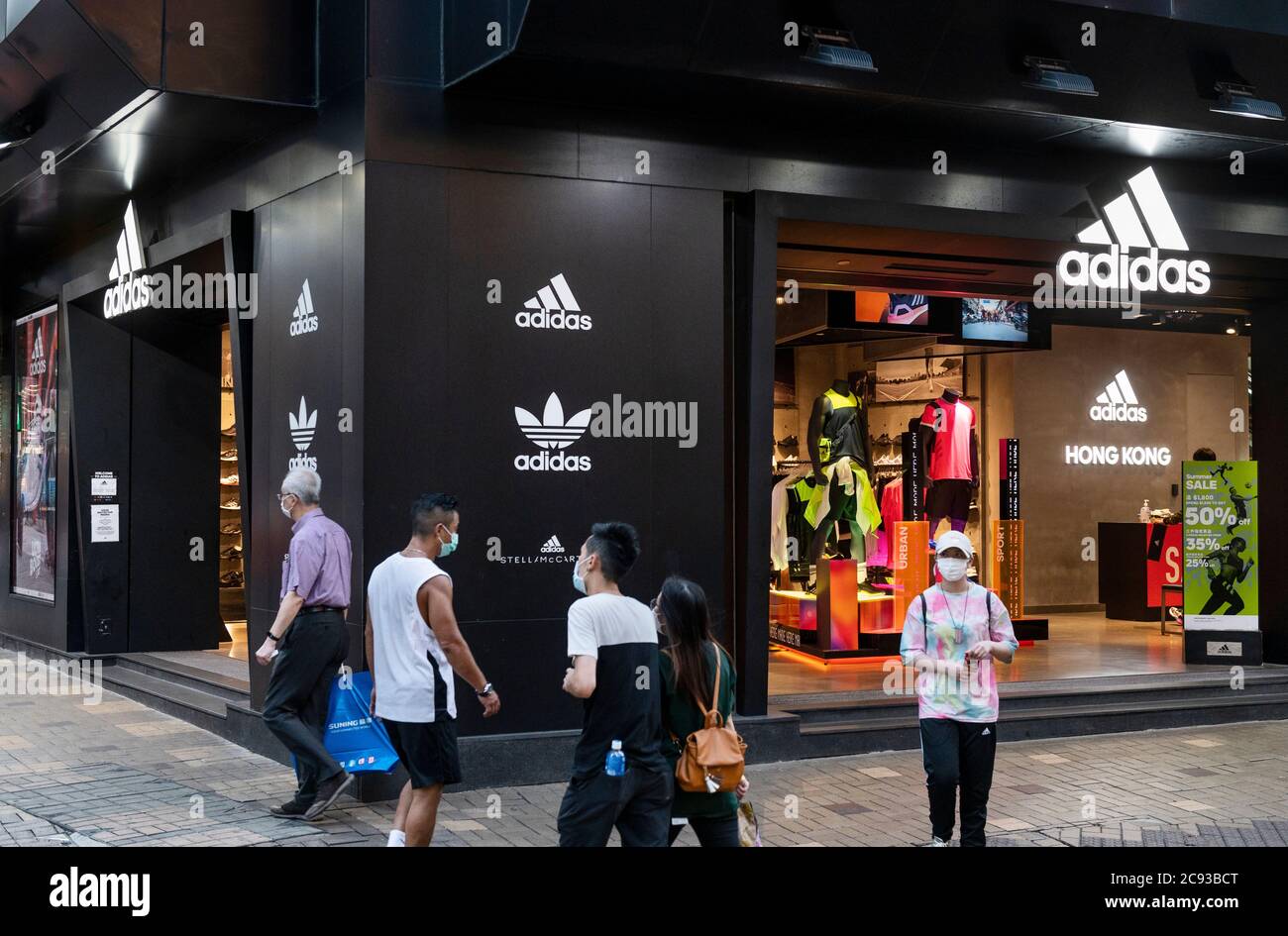 Hong Kong, Chine. 28 juillet 2020. Les piétons marchent devant un magasin Adidas de la marque allemande multinationale de vêtements de sport vu à Hong Kong. Crédit : SOPA Images Limited/Alamy Live News Banque D'Images
