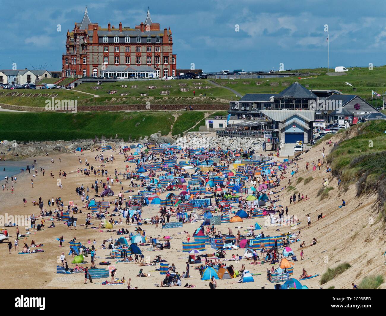 Perranporth, Royaume-Uni. 28 juillet 2020. Les vacanciers nationaux se rassemblent sur les plages de Cornish alors que les voyages à l'étranger deviennent difficiles via Covid 19. Crédit : Robert Taylor/Alay Live News Banque D'Images