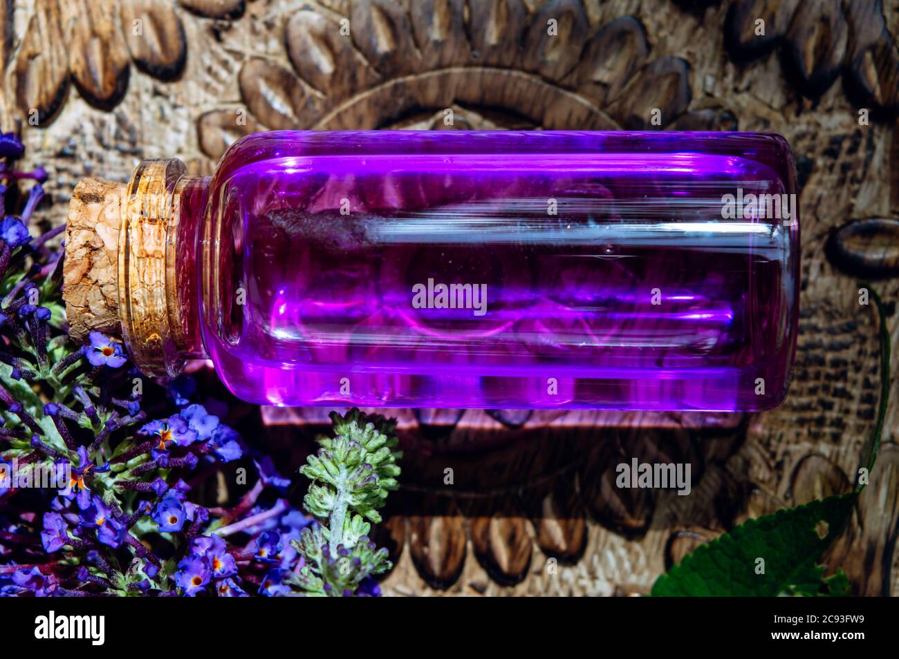 gros plan d'un flacon de bouchon en verre horizontal avec du liquide violet rose Banque D'Images