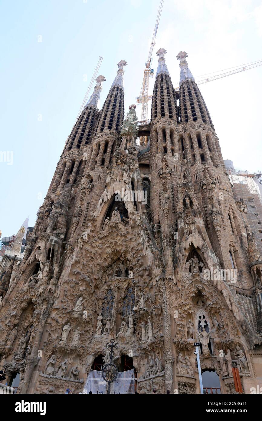 Barcelone, Catalogne - 25 mai 2014 - Cathédrale la Sagrada Familia, conçue par Antoni Gaudi, à Barcelone. Avec grues de construction visibles derrière Banque D'Images