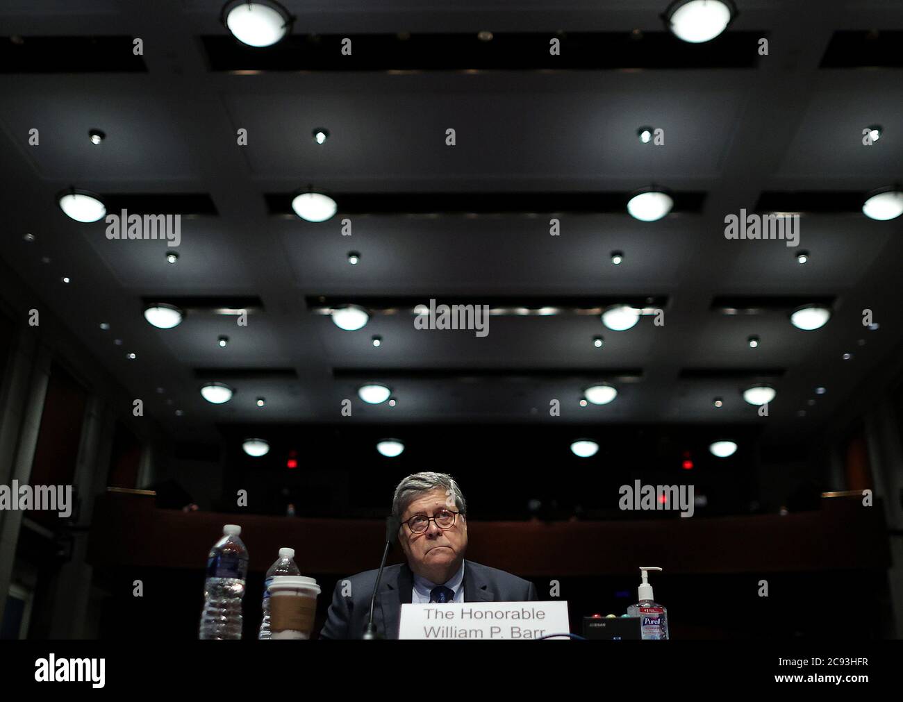 Le procureur général des États-Unis William P. Barr écoute les témoignages devant la Commission judiciaire de la Chambre des États-Unis dans l'Auditorium du Congrès au U.S. Capitol Visitors Center le 28 juillet 2020 à Washington, DC. Lors de son premier témoignage au Congrès depuis plus d'un an, Barr devrait faire face à des questions du comité concernant son déploiement d'agents fédéraux d'application de la loi à Portland, Oregon et dans d'autres villes en réponse aux manifestations de Black Lives Matter ; Son rôle dans l'utilisation d'agents fédéraux pour nettoyer violemment les manifestants de Lafayette Square près de la Maison Blanche le mois dernier, avant un porte-parole photo Banque D'Images