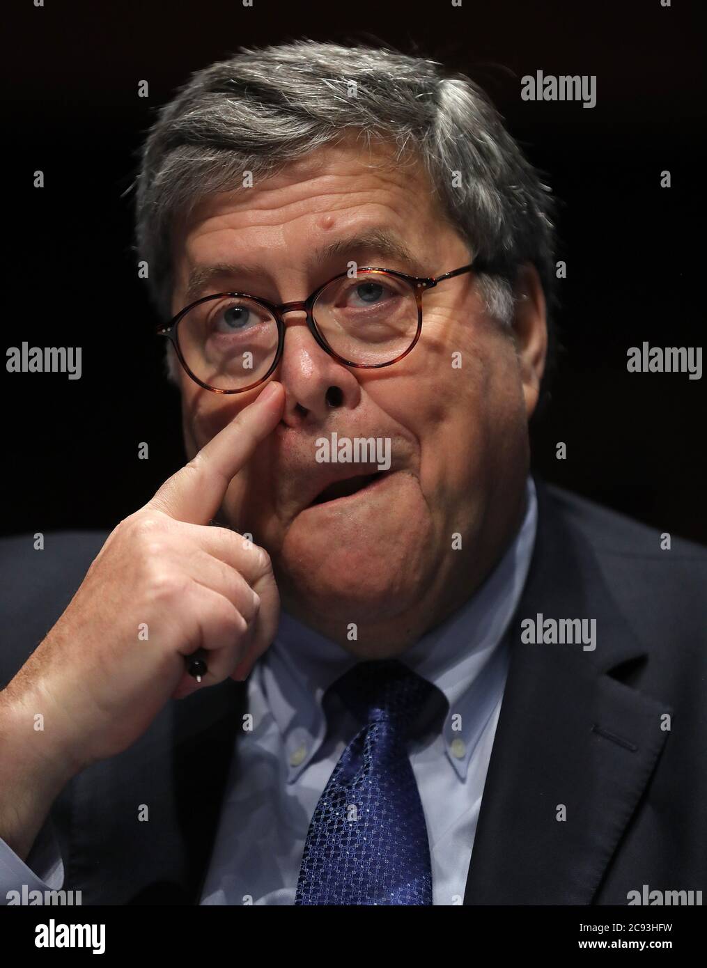 Le procureur général des États-Unis William P. Barr écoute les témoignages devant la Commission judiciaire de la Chambre des États-Unis dans l'Auditorium du Congrès au U.S. Capitol Visitors Center le 28 juillet 2020 à Washington, DC. Lors de son premier témoignage au Congrès depuis plus d'un an, Barr devrait faire face à des questions du comité concernant son déploiement d'agents fédéraux d'application de la loi à Portland, Oregon et dans d'autres villes en réponse aux manifestations de Black Lives Matter ; Son rôle dans l'utilisation d'agents fédéraux pour nettoyer violemment les manifestants de Lafayette Square près de la Maison Blanche le mois dernier, avant un porte-parole photo Banque D'Images