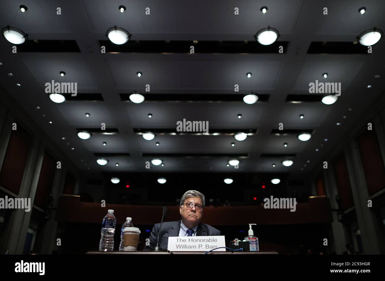 Le procureur général des États-Unis William P. Barr écoute les témoignages devant la Commission judiciaire de la Chambre des États-Unis dans l'Auditorium du Congrès au U.S. Capitol Visitors Center le 28 juillet 2020 à Washington, DC. Lors de son premier témoignage au Congrès depuis plus d'un an, Barr devrait faire face à des questions du comité concernant son déploiement d'agents fédéraux d'application de la loi à Portland, Oregon et dans d'autres villes en réponse aux manifestations de Black Lives Matter ; Son rôle dans l'utilisation d'agents fédéraux pour nettoyer violemment les manifestants de Lafayette Square près de la Maison Blanche le mois dernier, avant un porte-parole photo Banque D'Images