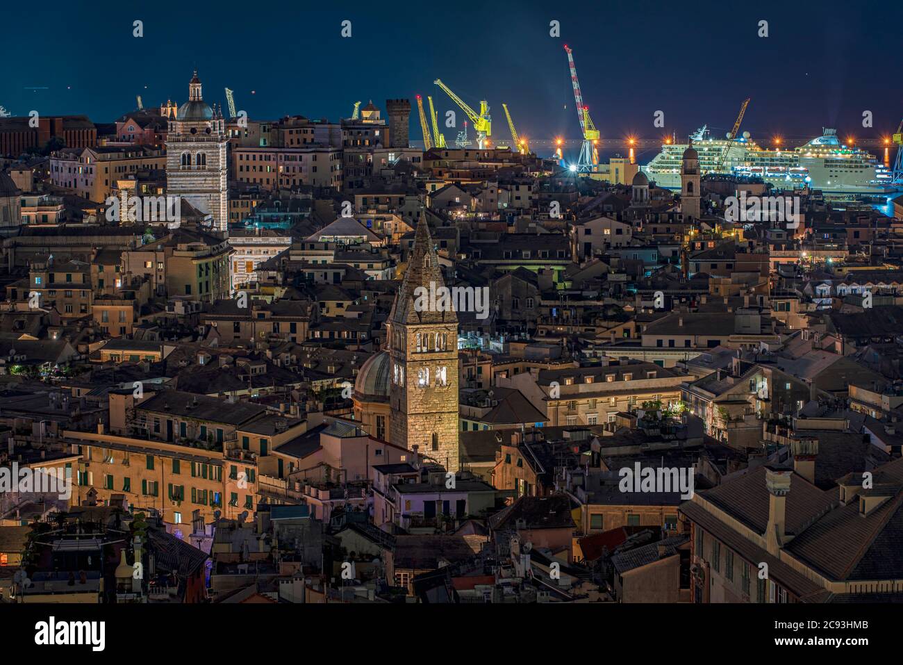 Vue aérienne sur le toit de Gênes, Ligurie, Italie la nuit en regardant le port et illuminé des navires et des grues en arrière-plan Banque D'Images