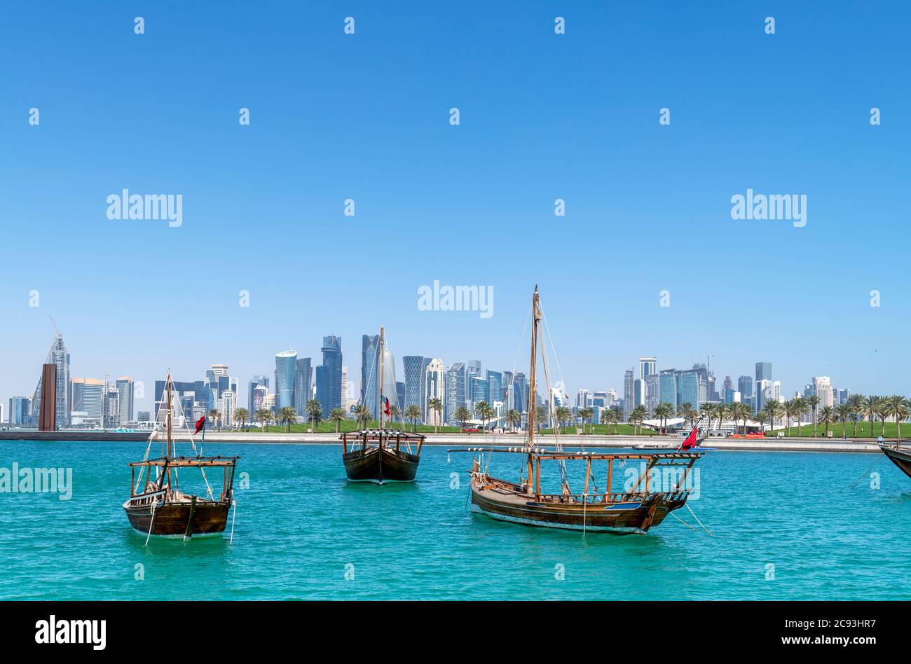 Les huws traditionnels et la ligne d'horizon du quartier central des affaires de West Bay depuis MIA Park, Doha, Qatar, Moyen-Orient Banque D'Images