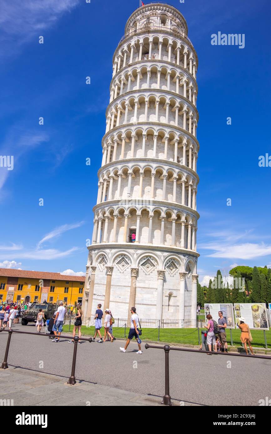 Pise, Italie - 14 août 2019: Grand groupe de touristes devant la Tour de Pise, région de Toscane, Italie Banque D'Images