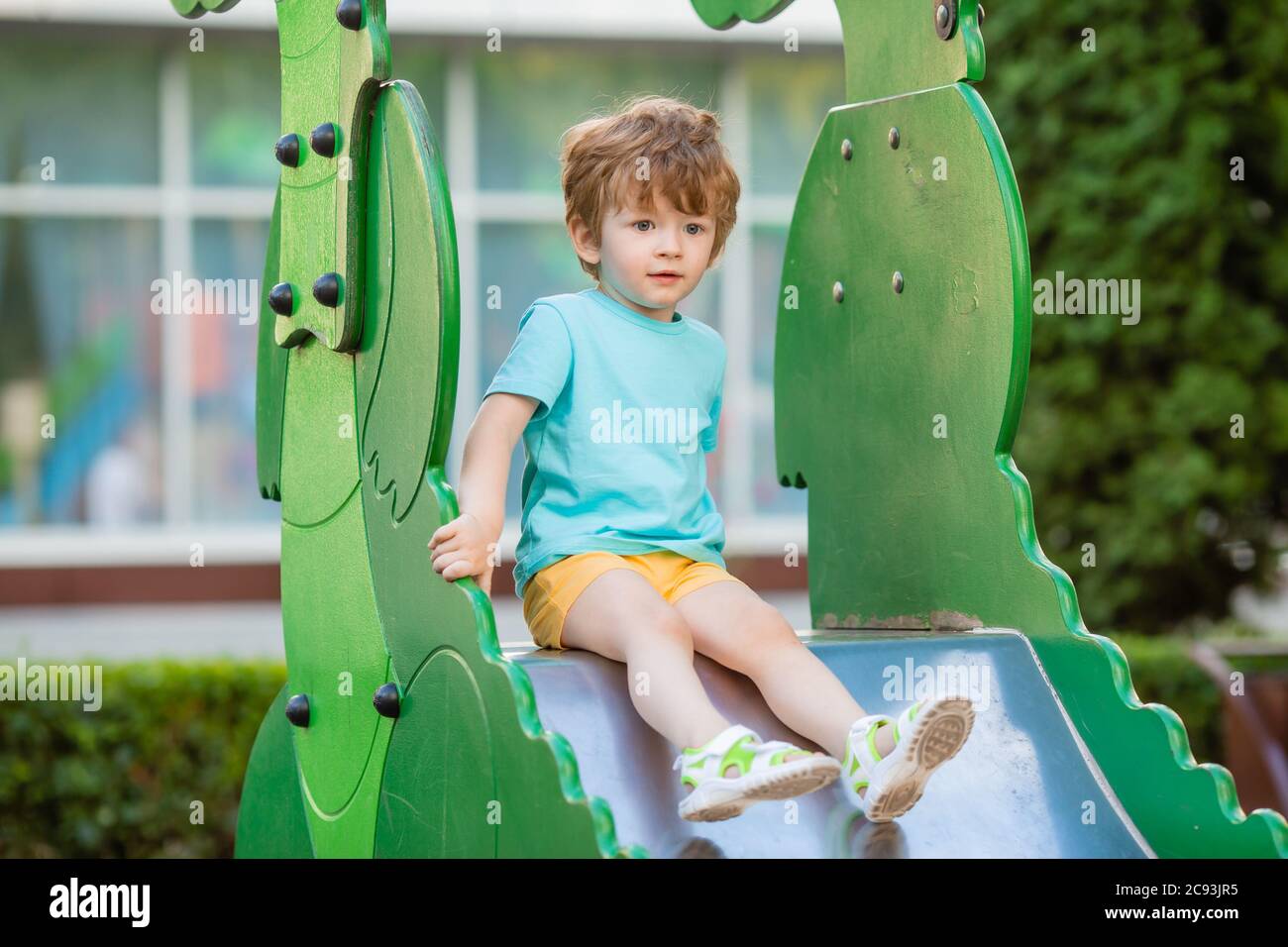 un petit garçon de deux ans joue dans une ville pour enfants en été. Style de vie des enfants Banque D'Images