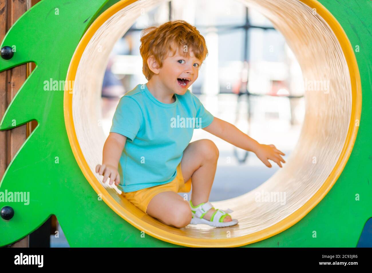 un petit garçon de deux ans joue dans une ville pour enfants en été. Style de vie des enfants Banque D'Images