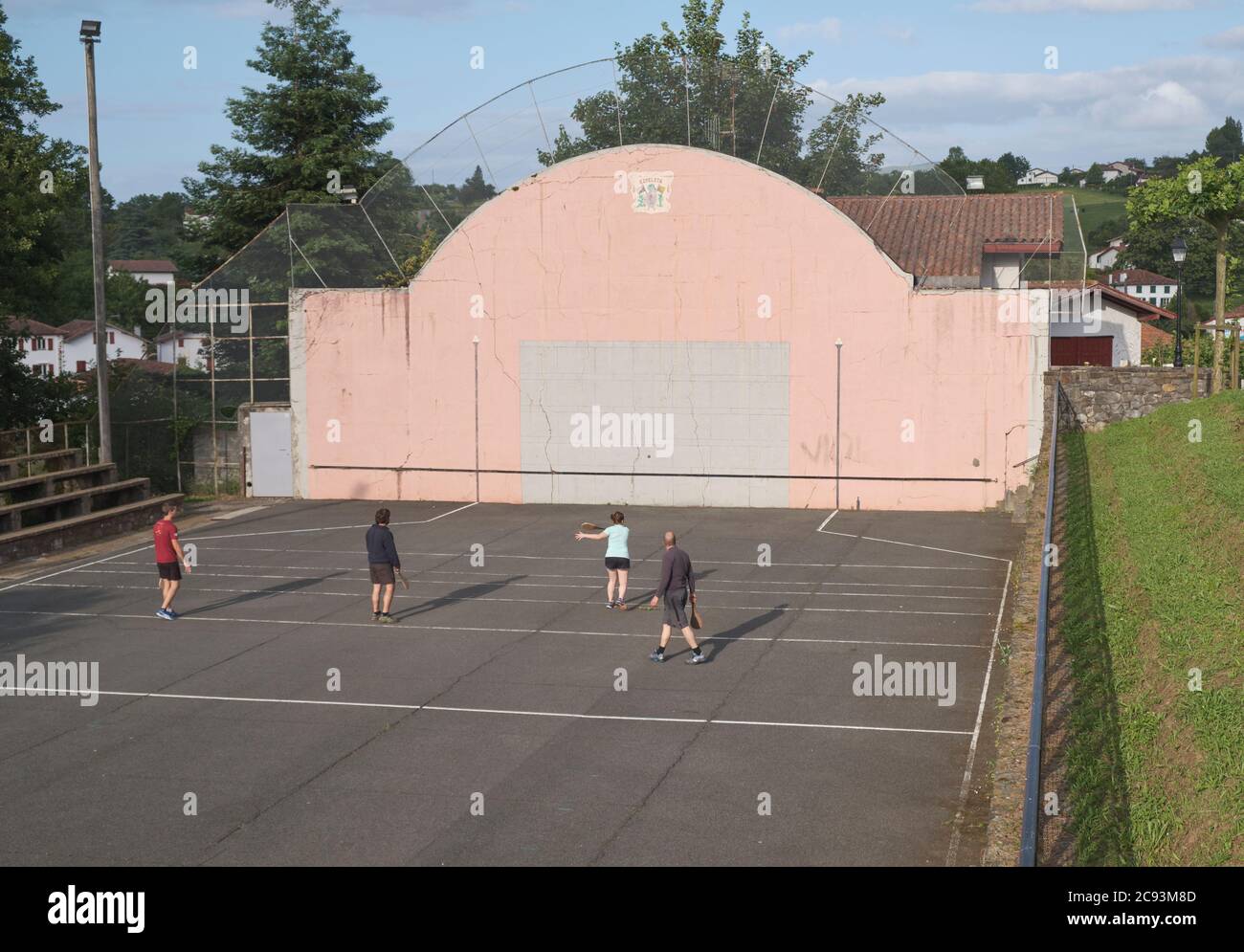 Les gens du coin à Espelette, pays basque français jouant un jeu de pelota amical Banque D'Images