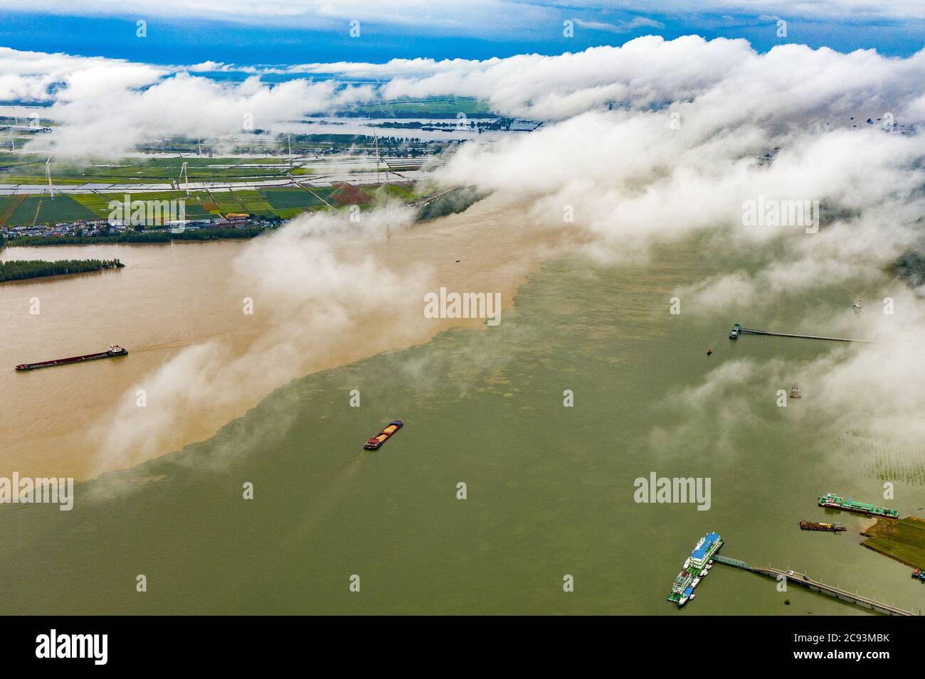 Jiujiang, Chine. 27 juillet 2020. Le lac Poyang et la rivière Yangtze montrent deux couleurs différentes à Jiujiang, Jiangxi, Chine le 27 juillet 2020.(photo de TPG/cnschotos) (photo de Top photo/Sipa USA) crédit: SIPA USA/Alay Live News Banque D'Images