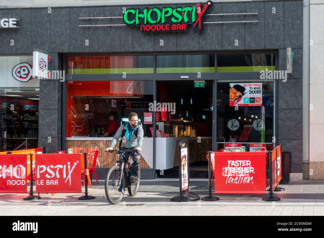 Un liveur de vélos sur le point de livrer de la nourriture chinoise de Chopsticks à Liverpool Banque D'Images
