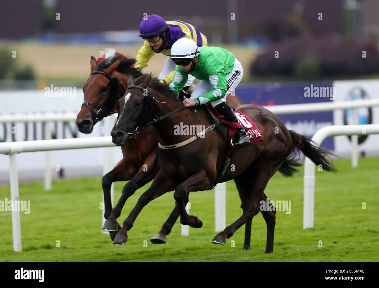 Marcher sur le verre monté par Leigh Roche (à droite) remporte le Latin Quarter handicap (50-80) pendant la deuxième journée du Galway races Summer Festival 2020 à l'hippodrome de Galway. Banque D'Images