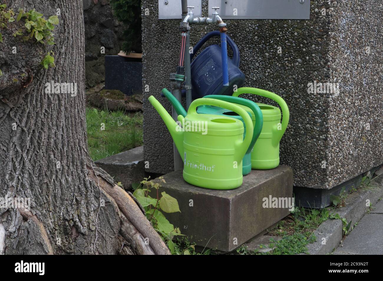 Ober-Ramstadt, Hessen/ Allemagne - Mai 30 2019 : magasins de canettes d'arrosage à la cimétrie à Ober-Ramstadt, Allemagne Banque D'Images