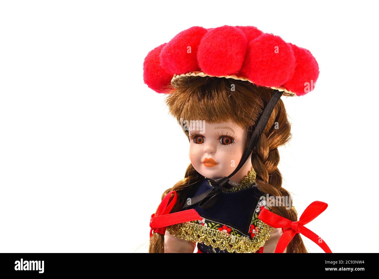 Souvenir typique de l'Allemagne. Poupée Black Forest en costume folklorique avec Bollenhut rouge, une adresse traditionnelle. Banque D'Images