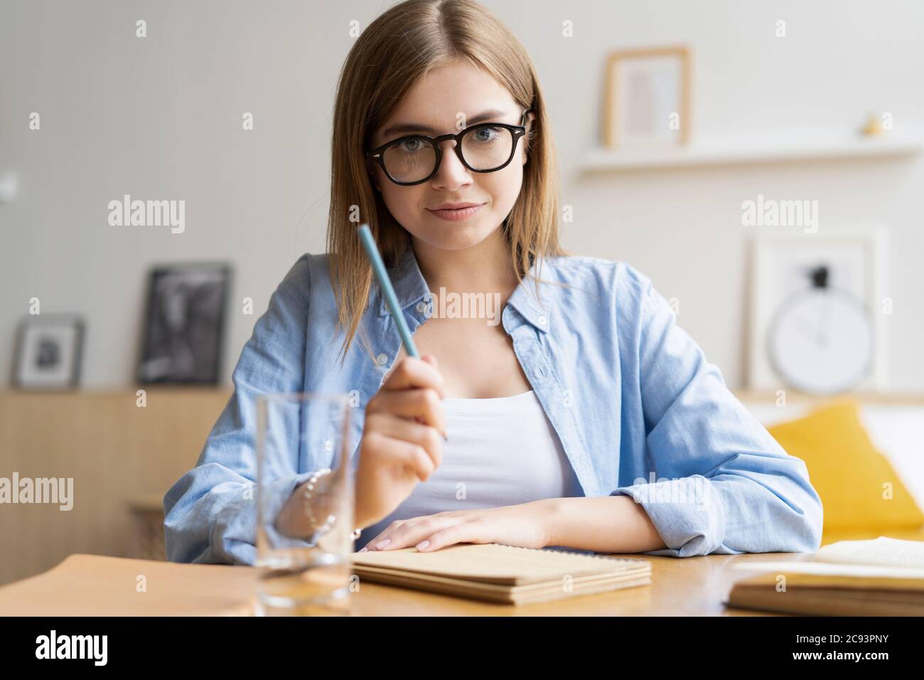 Bonne femme blogger candidat enseignant s'asseoir à la maison bureau  regarder la caméra faisant l'entrevue d'emploi en ligne pendant le chat  vidéo Photo Stock - Alamy