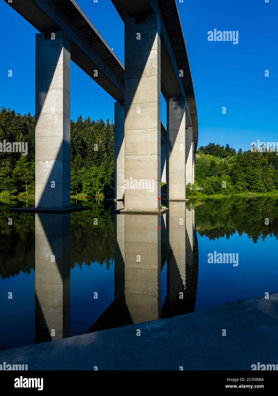 Pont sur le lac Bajer à Fuzine Croatie Europe Banque D'Images