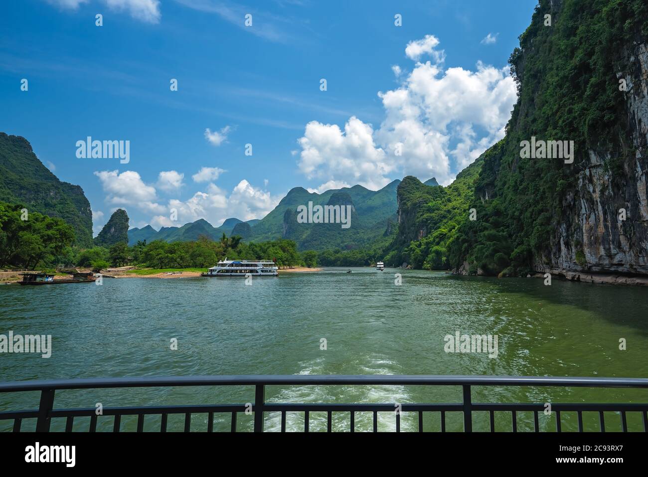 Yangshuo, Chine - août 2019 : vue panoramique sur le pont en bateau du magnifique paysage de montagne karstique sur le magnifique fleuve Li entre Guilin et Yangs Banque D'Images