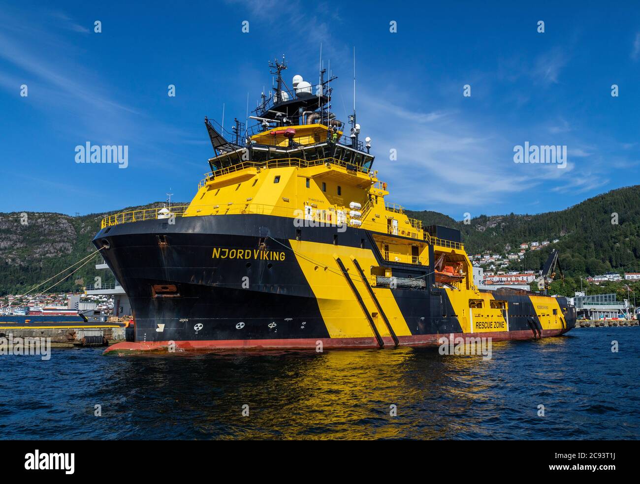 Approvisionnement en mer navire AHTS Njord Viking au quai Skoltegrunnskaien, dans le port de Bergen, en Norvège. Banque D'Images