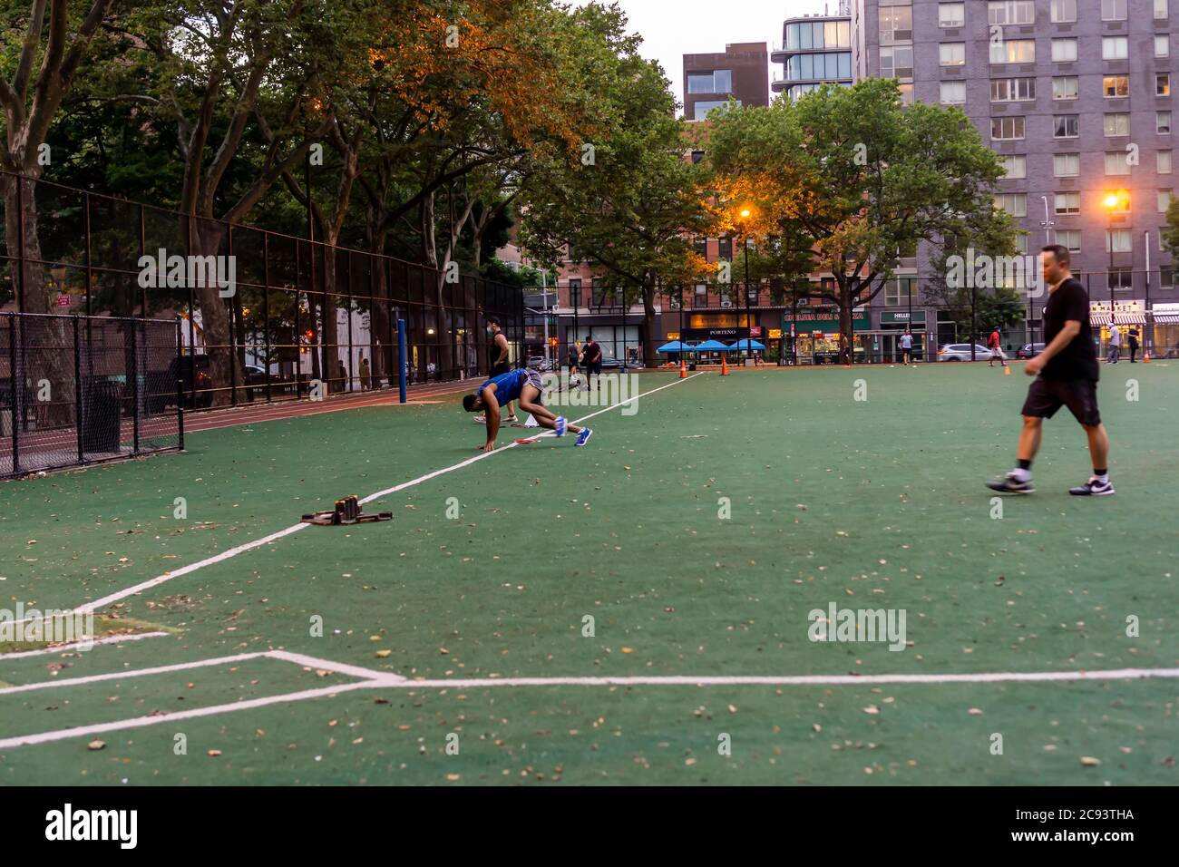 Les amateurs de fitness s'exerceront au Chelsea Park à New York le jeudi 23 juillet 2020. Dans une étude publiée par TDAmeritrade, 59 pour cent des participants à l’enquête ont indiqué qu’après la pandémie du coronavirus, ils ne renouvelleront pas leur adhésion à la salle de sport, non pas par crainte du covid-19, mais ils ont trouvé un mode de vie moins coûteux et sain. (© Richard B. Levine) Banque D'Images