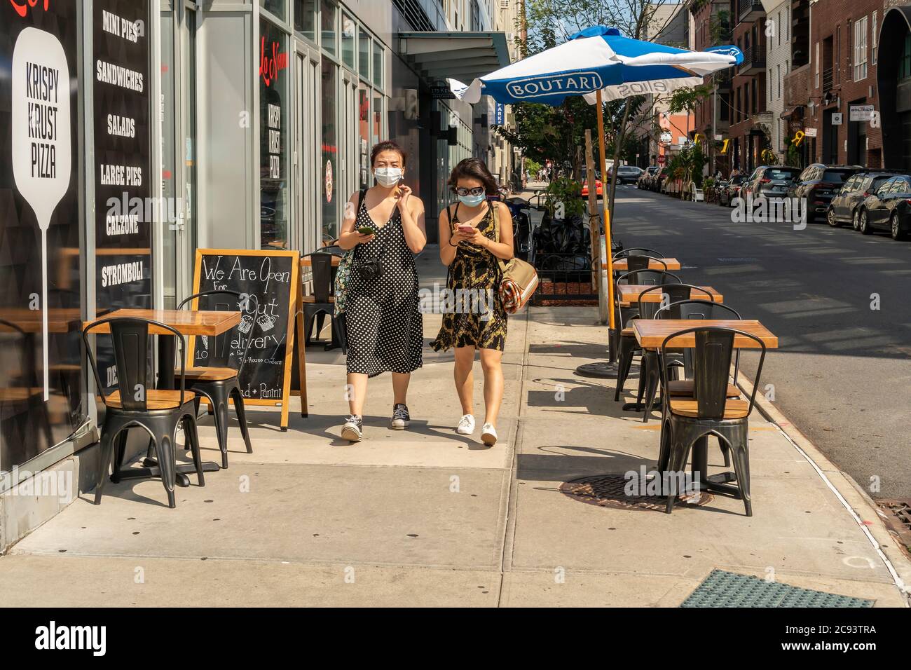 Femmes masquées dans le quartier de Williamsburg à Brooklyn, à New York, le samedi 25 juillet 2020. (© Richard B. Levine) Banque D'Images