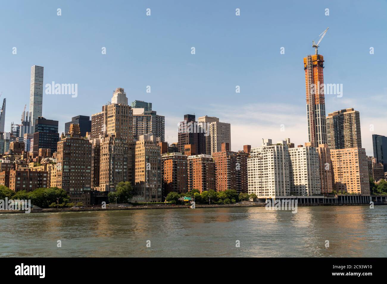 Horizon de Midtown Manhattan à New York vu de Roosevelt Island le dimanche 26 juillet 2020. (© Richard B. Levine) Banque D'Images