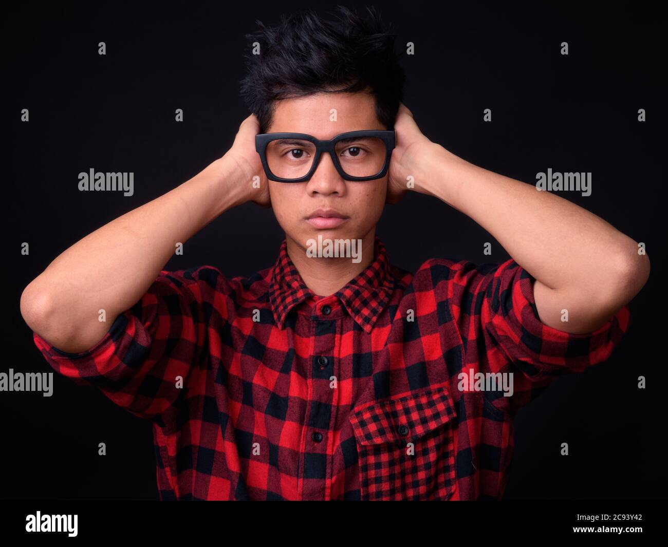 Portrait du jeune homme hippster asiatique sur fond noir Banque D'Images