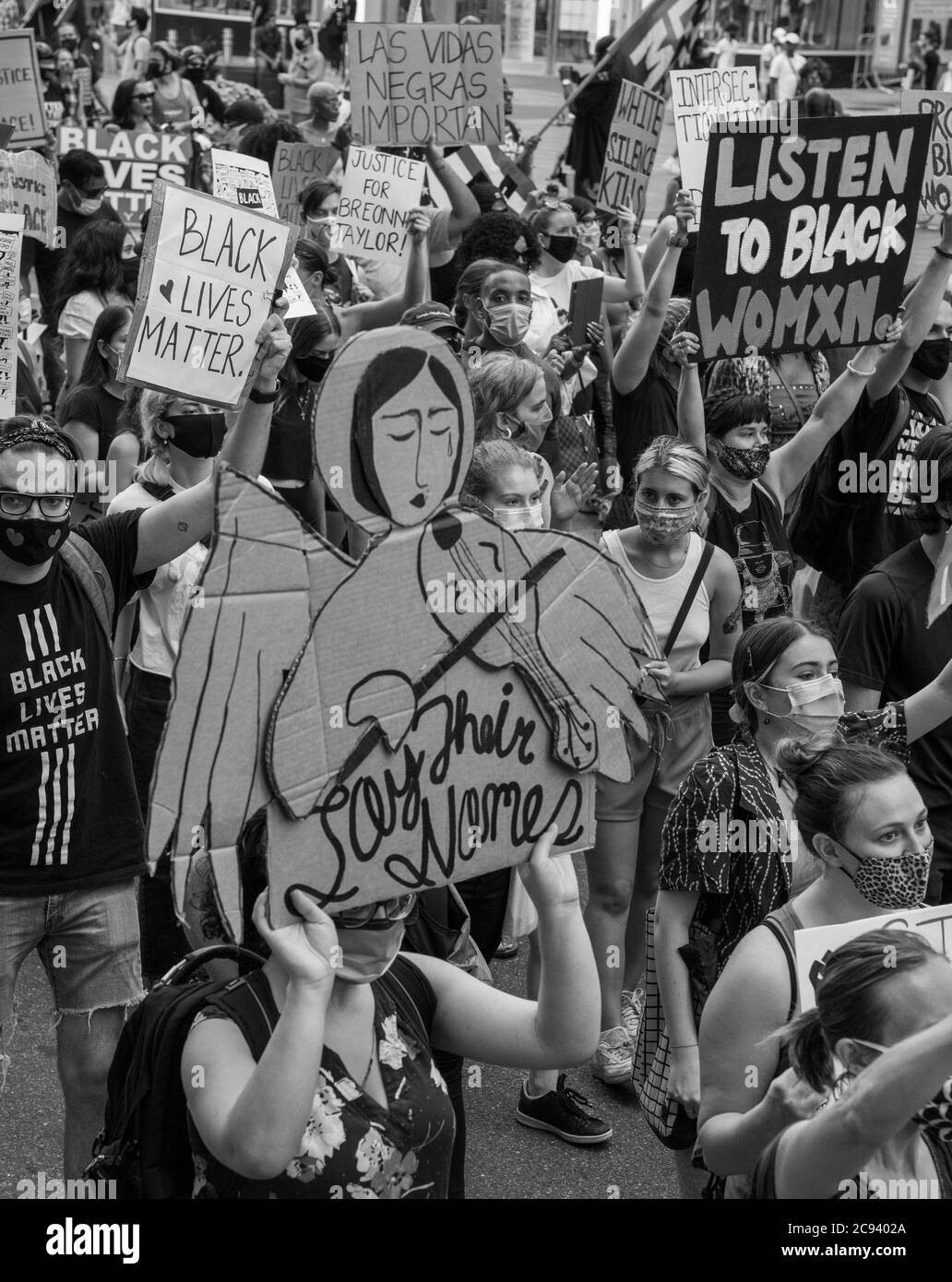 Black Womens/Womxn March Black Lives Matter Protest - Marche des gens marchant avec des signes puissants. Anges et écoute des femmes noires Banque D'Images