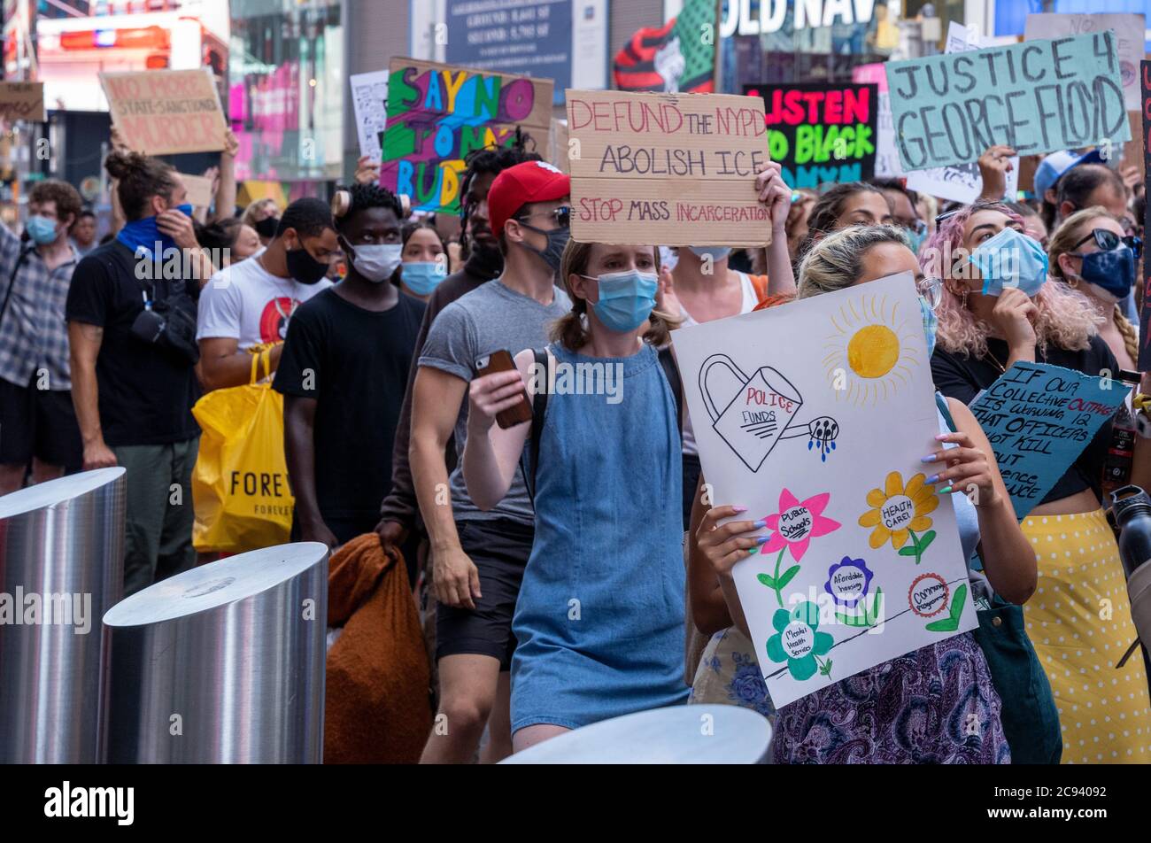 Black Womens/Womxn March Black Lives Matter Protest - foule marchant dans les rues de New York avec des panneaux colorés - Justice 4 George Floyd Banque D'Images