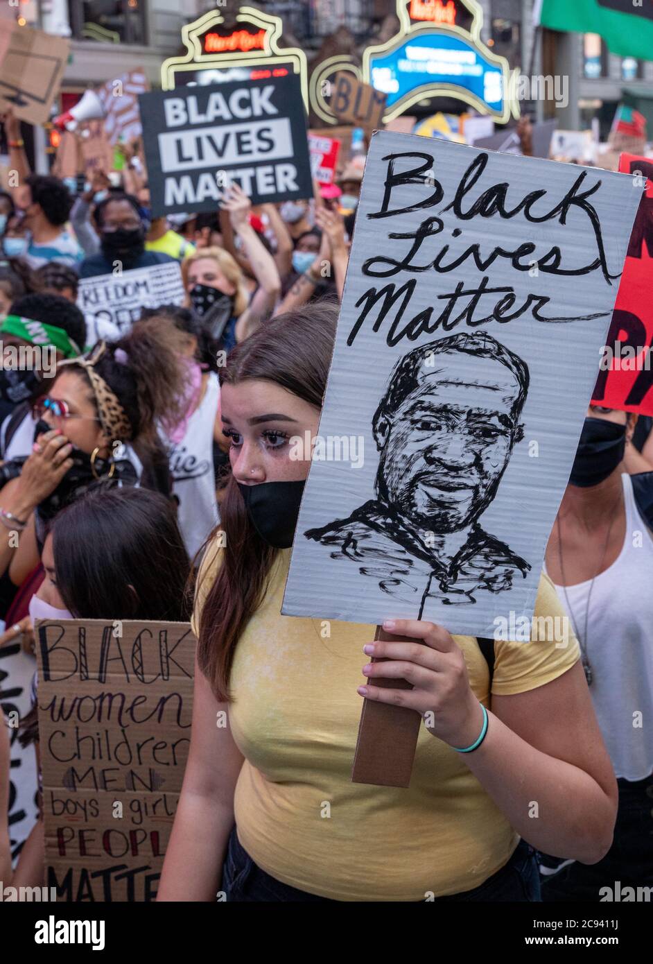 Black Womens/Womxn March Black Lives Matter Protest - Black Lives Matter Signs with George Floyds face Banque D'Images