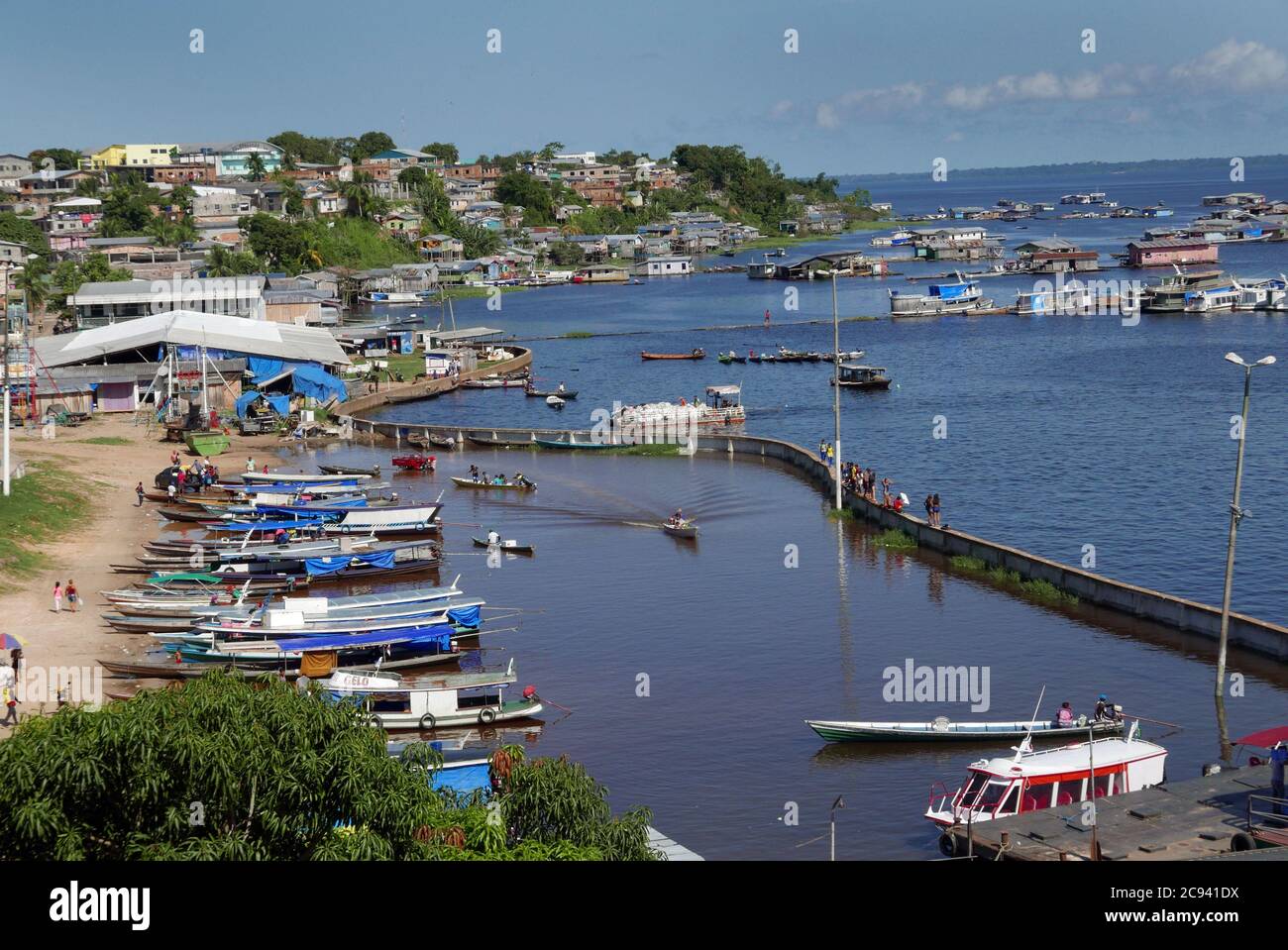 Le front de mer de Tefé, un port fluvial sur la haute rivière Amazone au Brésil Banque D'Images