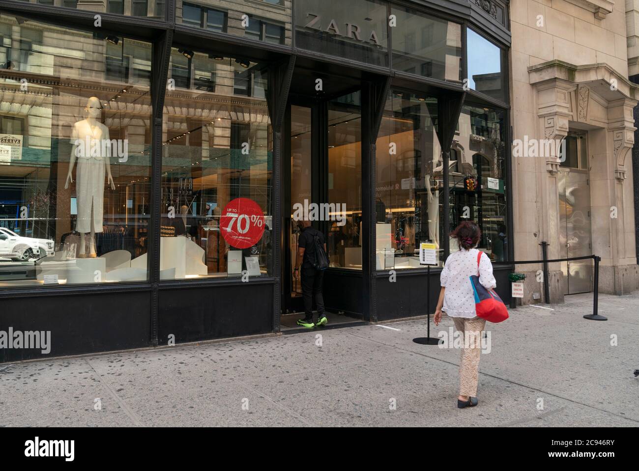 New York, NY - 28 juillet 2020 : vue du magasin Zara sur la 5e Avenue, Manhattan. Inditex, propriétaire de la marque, prévoit fermer plus de 1000 magasins dans le monde entier Banque D'Images