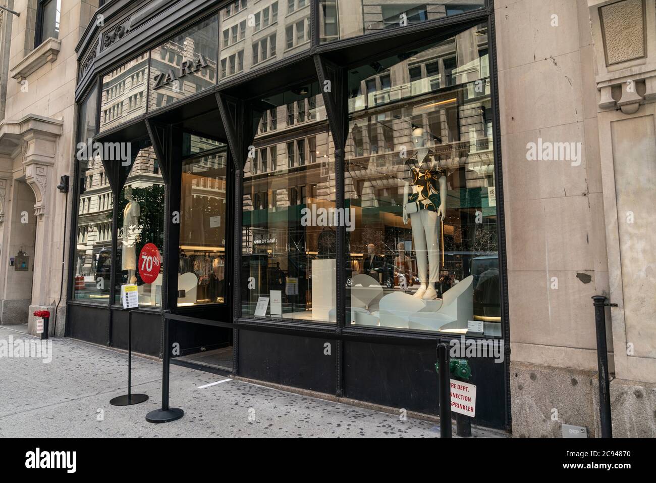 New York, États-Unis. 28 juillet 2020. Vue sur le magasin Zara sur la 5e  Avenue, Manhattan à New York le 28 juillet 2020. Inditex, propriétaire de  la marque, prévoit fermer plus de