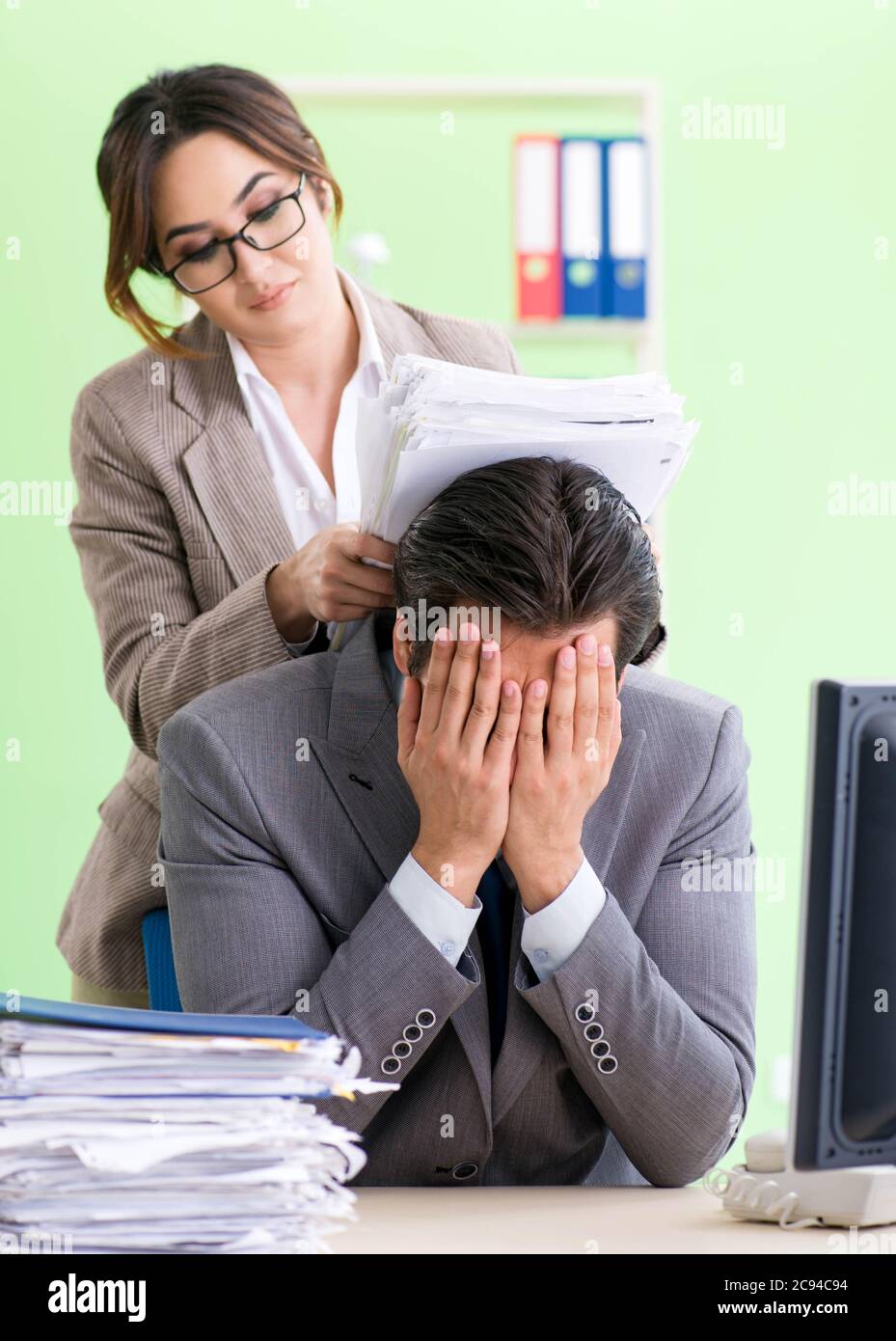 L'homme souffrant d'un excès de travail de l'employé Banque D'Images