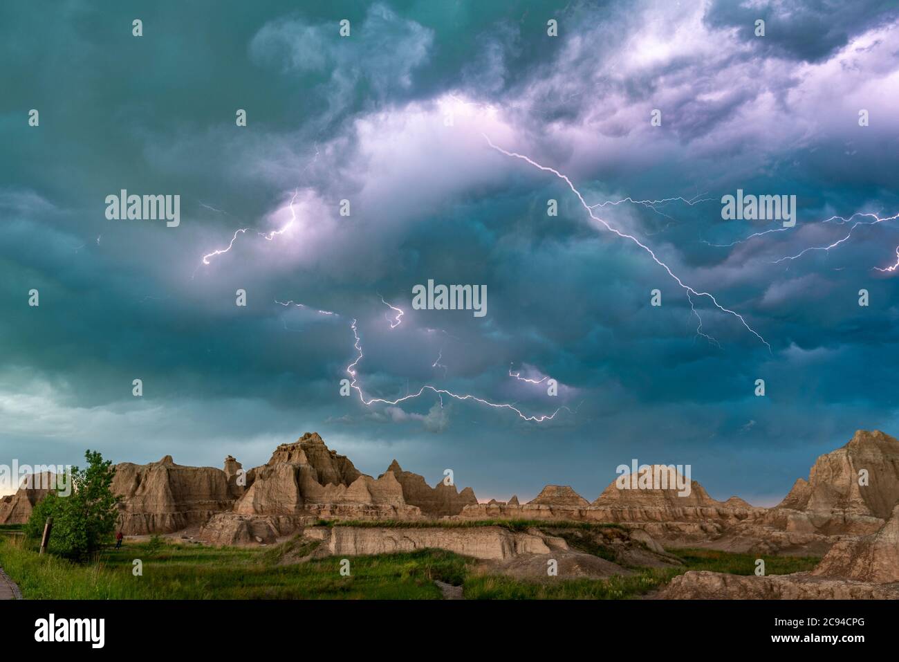 Une tempête de foudre active au-dessus des montagnes du parc national des Badlands dans le Dakota du Sud illumine le ciel. Banque D'Images