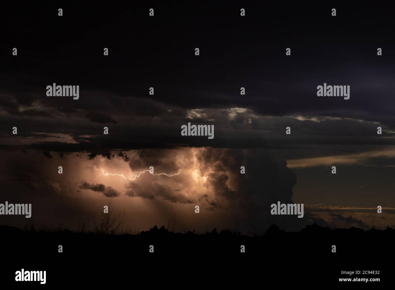 Une tempête de foudre au-dessus des grandes plaines offre un spectacle de lumière spectaculaire la nuit Banque D'Images