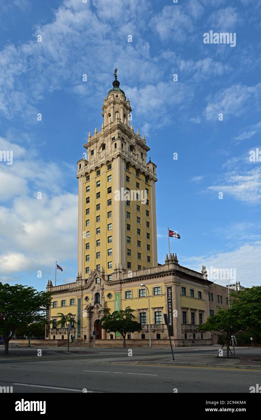 Miami, Floride - le 5 avril 2020 - Tour de la liberté sur Biscayne Boulevard avec fond de nuages blancs sur ciel bleu. Banque D'Images