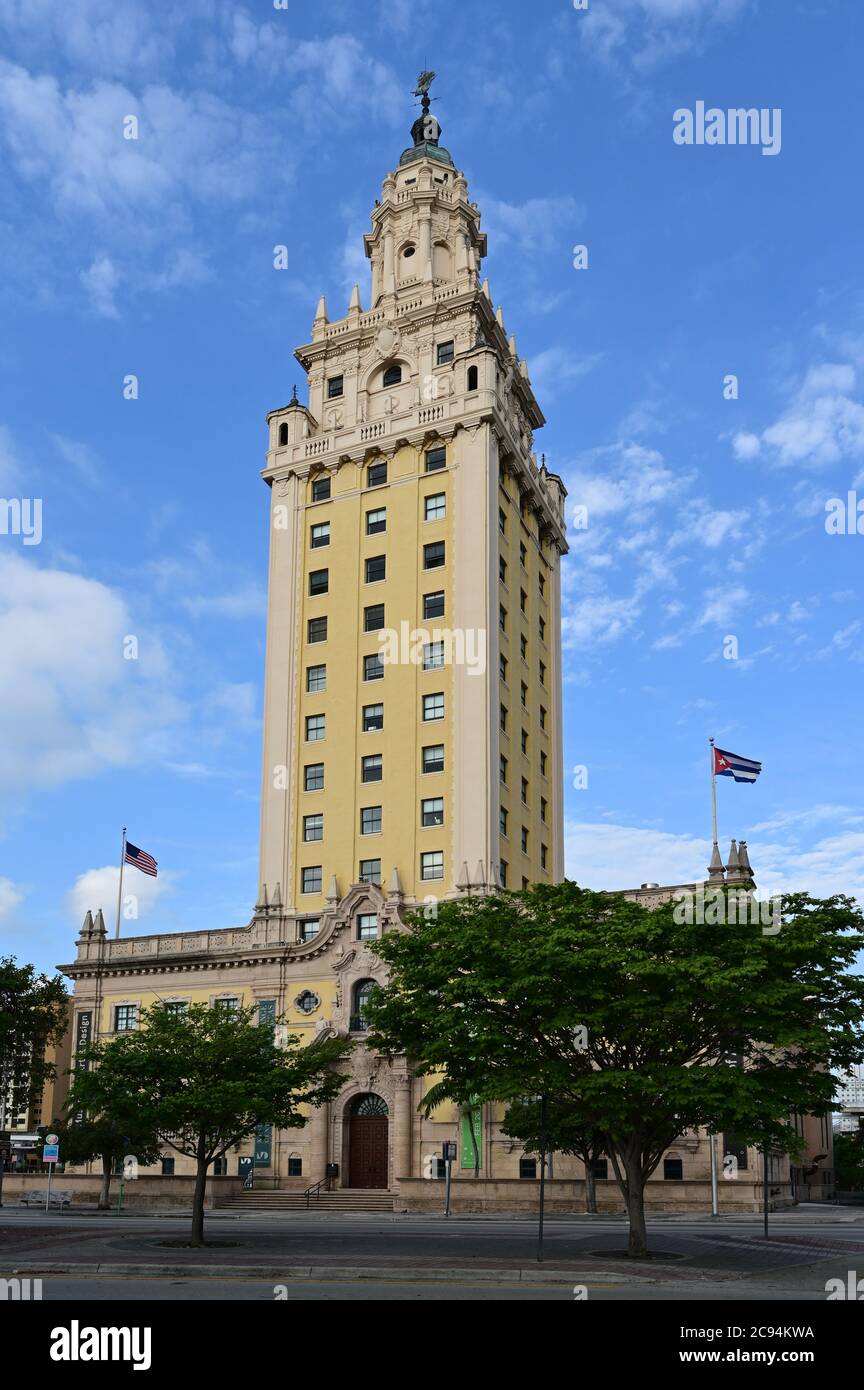 Miami, Floride - le 5 avril 2020 - Tour de la liberté sur Biscayne Boulevard avec fond de nuages blancs sur ciel bleu. Banque D'Images