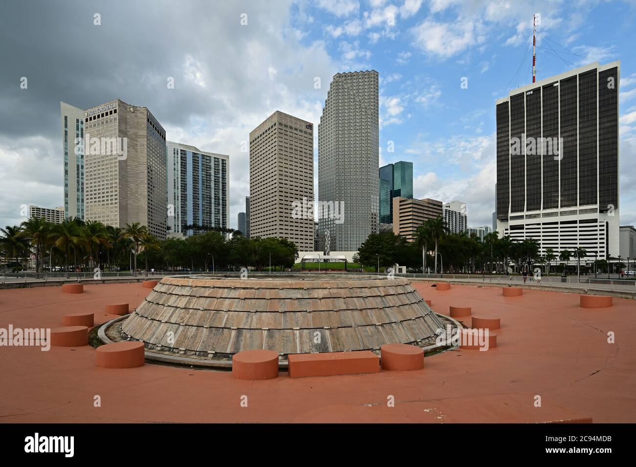 Miami, Floride - le 5 avril 2020 - Mildred et Claude Pepper Fountain dans Bayfront Park avec vue sur la ville en arrière-plan. Banque D'Images