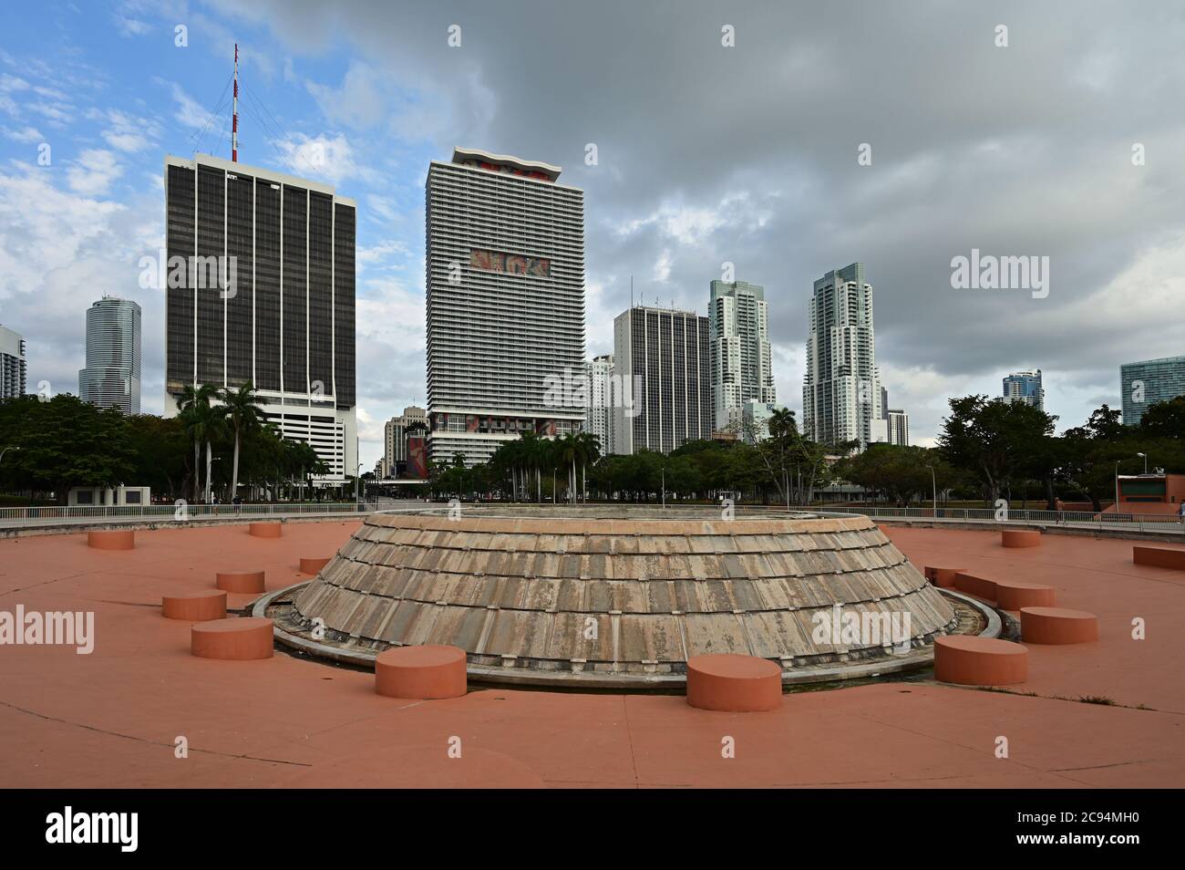 Miami, Floride - le 5 avril 2020 - Mildred et Claude Pepper Fountain dans Bayfront Park avec vue sur la ville en arrière-plan. Banque D'Images