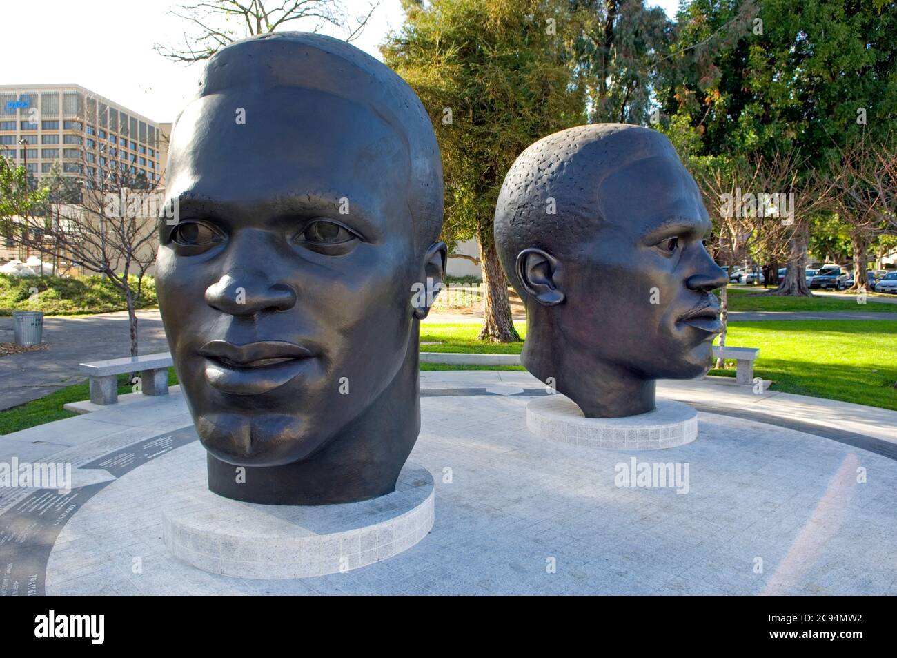 Statues de Jackie et Mack Robinson en face de l'hôtel de ville de Pasadena, CA Banque D'Images