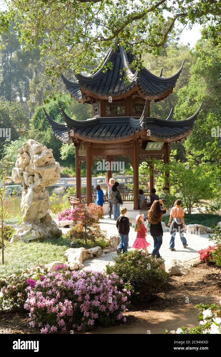 Visiteurs au jardin chinois des jardins de Huntington à Pasadena, CA Banque D'Images