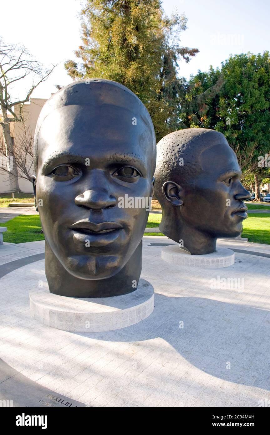 Statue de Jackie Robinson avec le frère Mack à Pasadena, CA Banque D'Images
