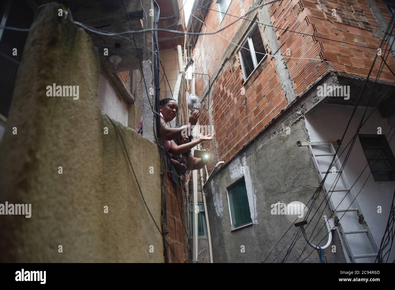 RIO DE JANEIRO,BRÉSIL,AVRIL,10,2020: Les résidents de la favela dona marta à rio de janeiro collectent le Covid-19 avec son propre nettoyage Banque D'Images