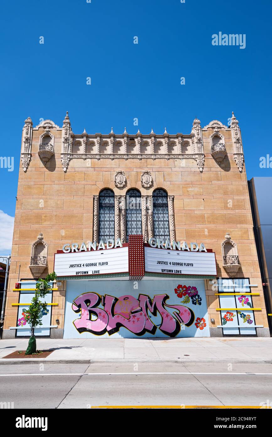 Minneapolis, MN/USA - 21 juin 2020 : palais de cinéma historique de style churrigueresque et baroque, monté à bord et décoré de graffitis dans les quartiers chics. Banque D'Images